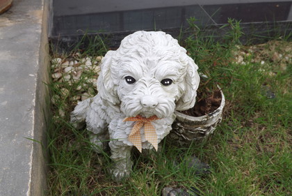 店頭の犬のオブジェ